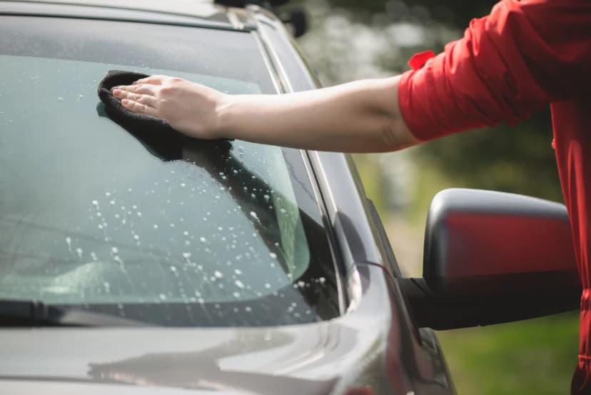 Auto wassen in de zon